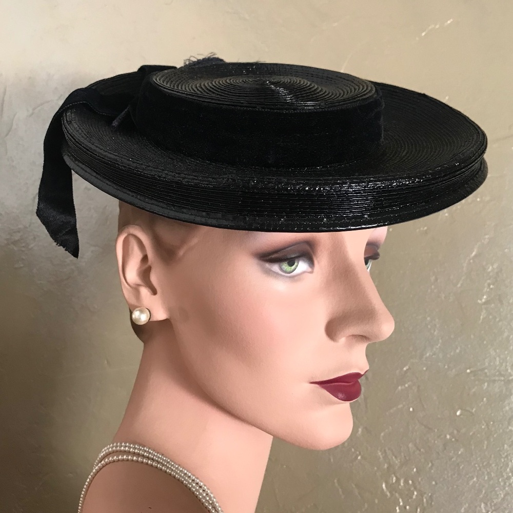 INVENTIVE 1930s' BLACK STRAW TILT HAT WITH CRAFTED LONG FEATHER & BOW